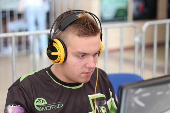 资讯今晚，离钻石只有一步之遥。玩了八个赛季